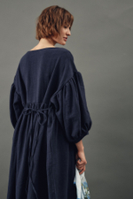 Платье оверсайз с декоративной обработкой на юбке из крапивы темно-синего цвета