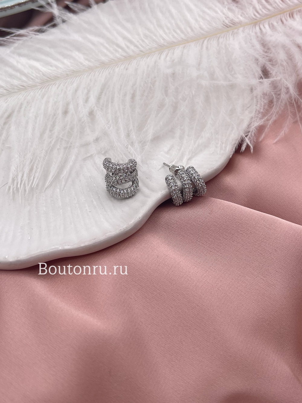 Серьги Сел. серебристые полукольца со стразами