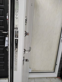 Входная дверь в квартиру с зеркалом  Император 3К Софт графит (белая коробка) большое ассиметричное зеркало №109 Белая шагрень