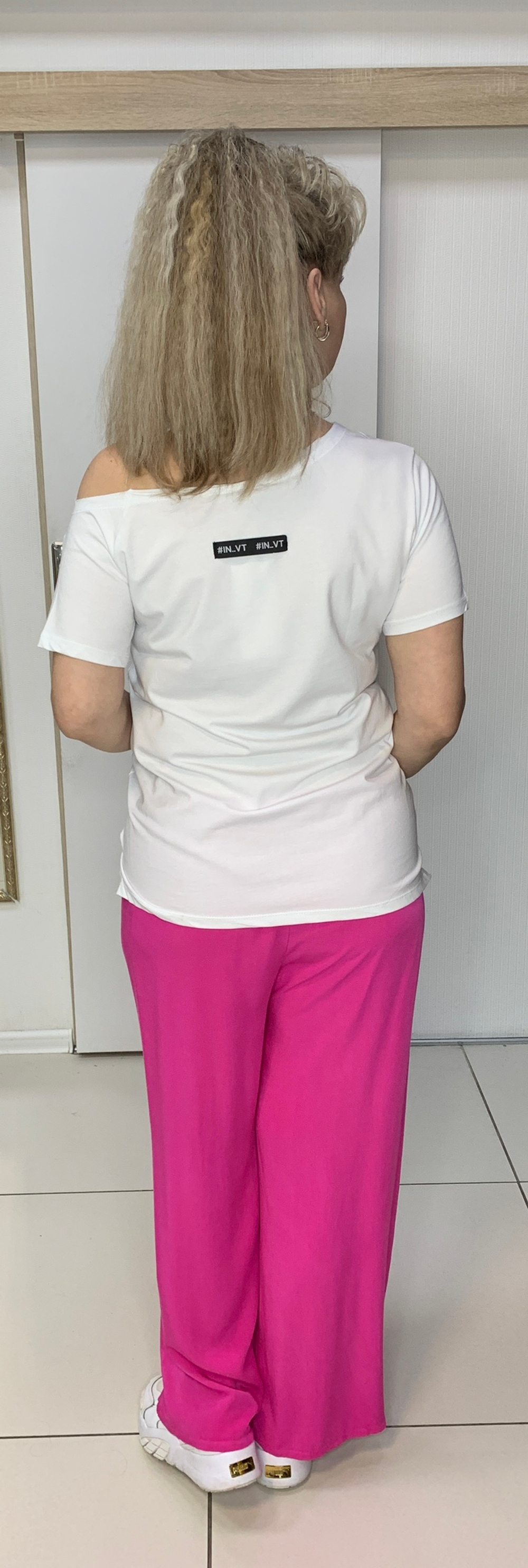 Блузон-футболка  с открытым плечиком