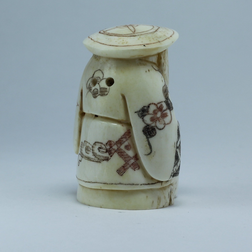 Нэцкэ Дзюроднин в круглой шапке с посохом и мешком риса