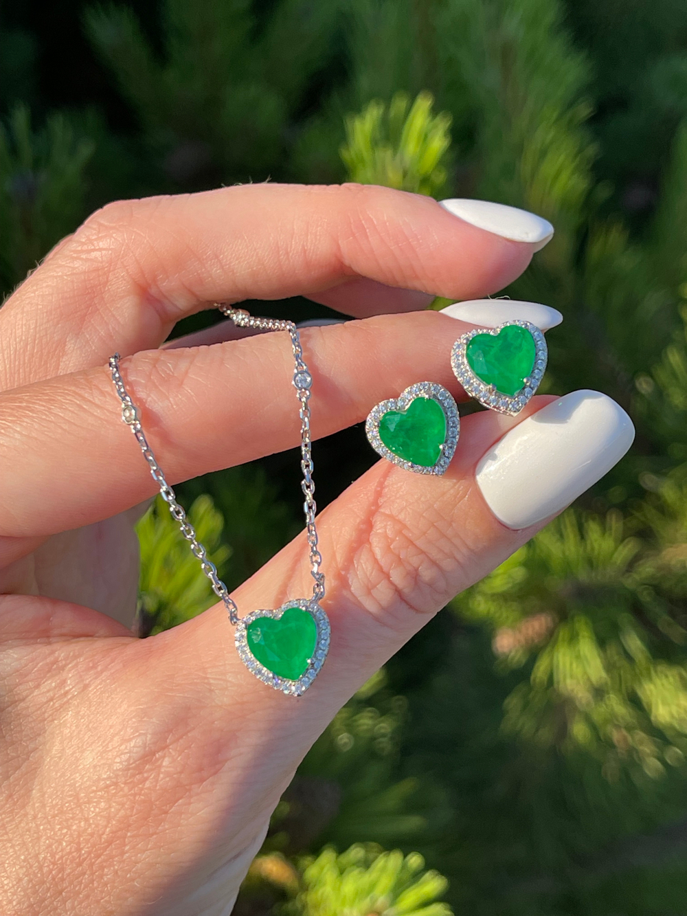 Серьги-гвоздики Ermolov сердце изумруд в обсыпке