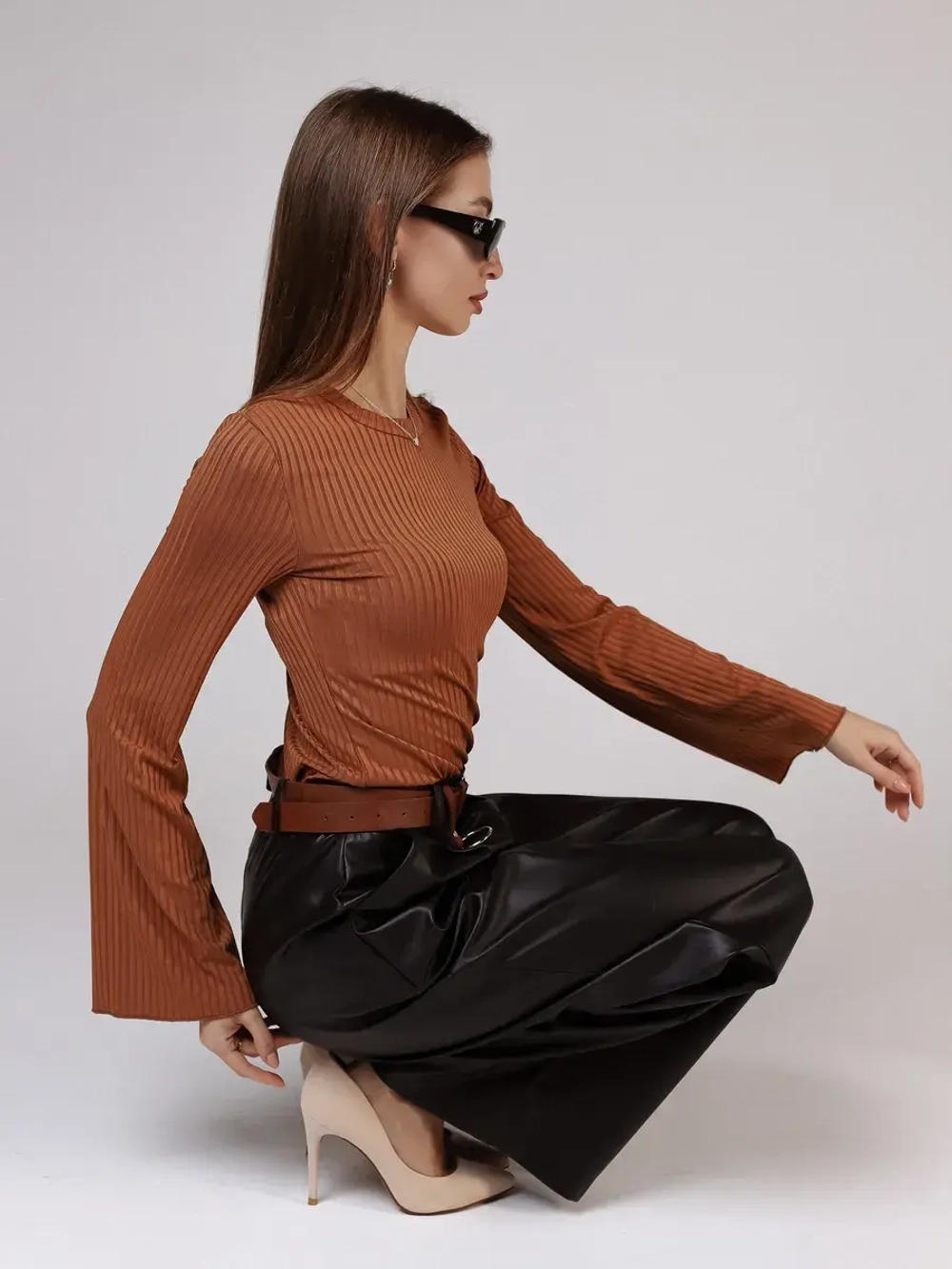 Лонгслив в рубчик с рукавами клеш