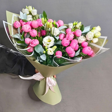 Букет с кустовыми пионовидными розами и эустомами