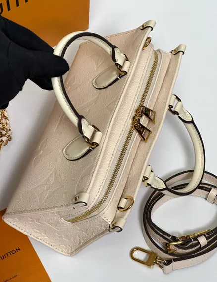 Сумка-тоут LOUIS VUITTON On The Go East West со съемным ремнем-цепочкой с плетёной отделкой из кожи