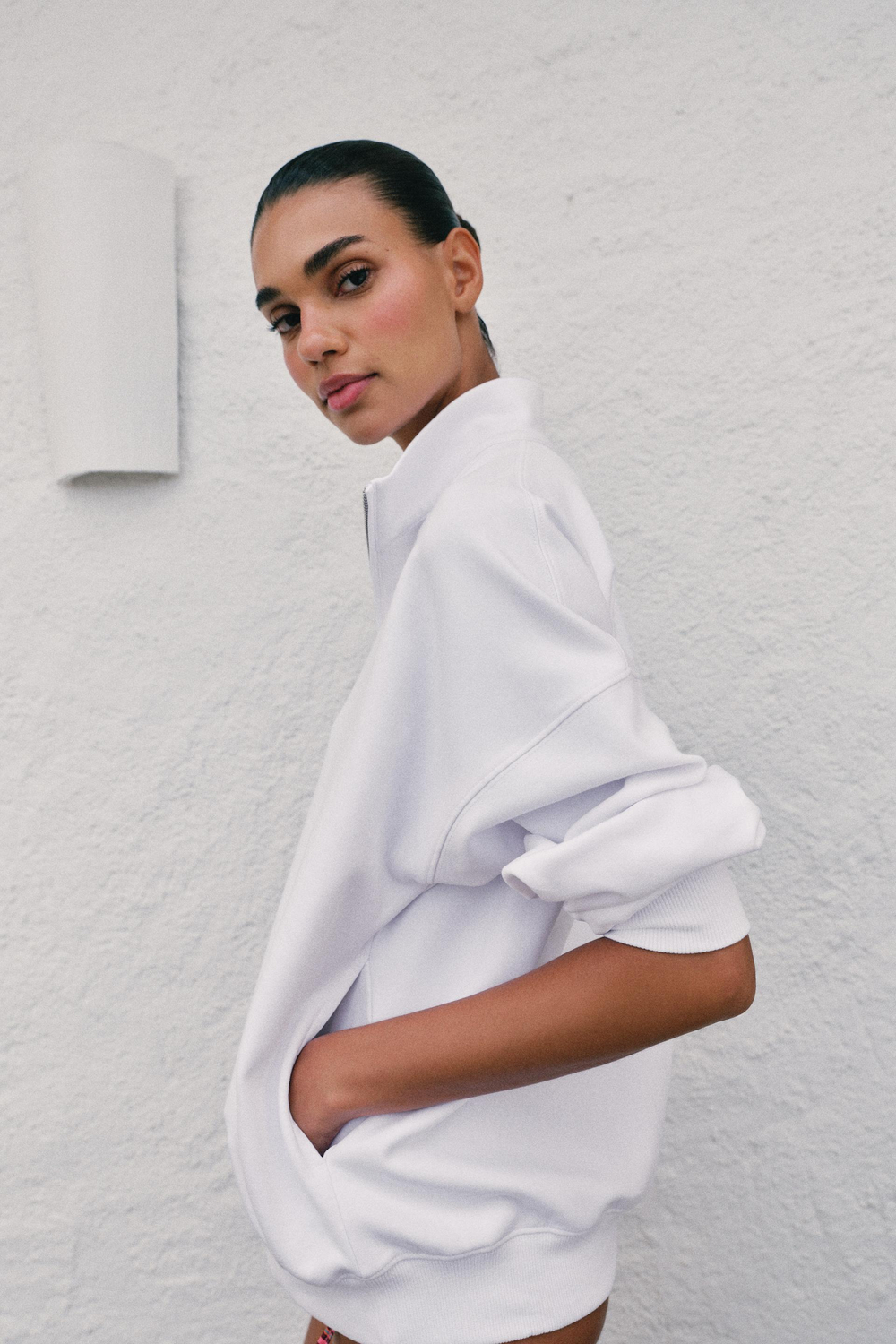 ZARA ТОЛСТОВКА ОВЕРСАЙЗ НА МОЛНИИ, БЕЛЫЙ