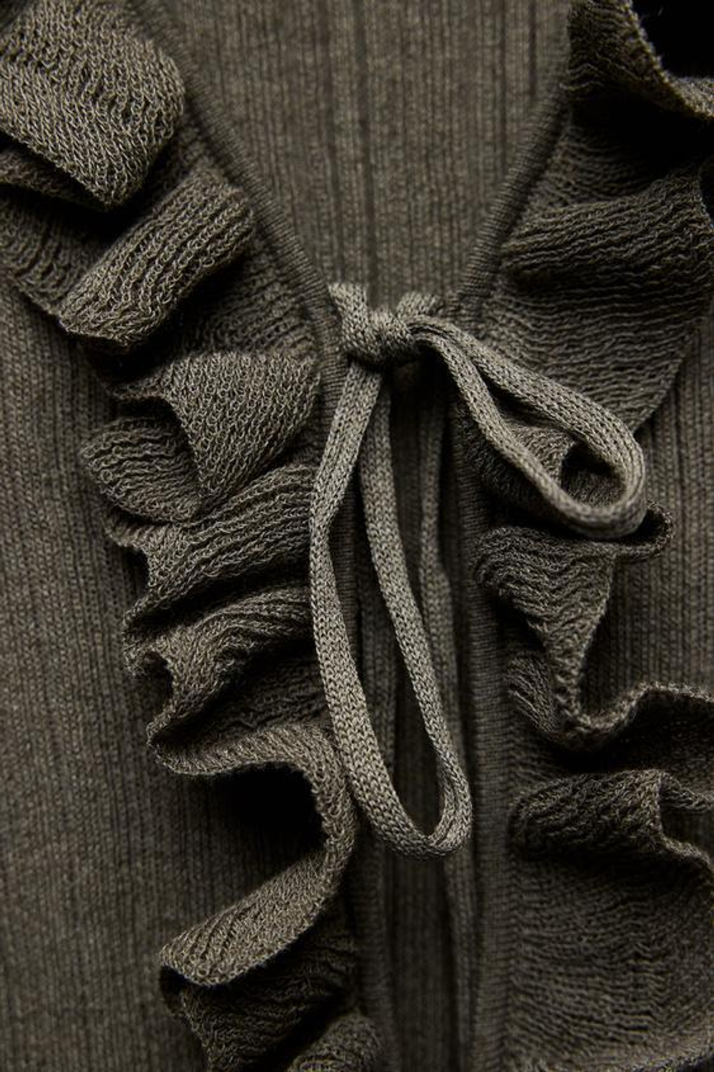 ZARA ТРИКОТАЖНЫЙ ТОП С ВОЛАНАМИ И ЗАВЯЗКАМИ, СЕРО-КОРИЧНЕВЫЙ