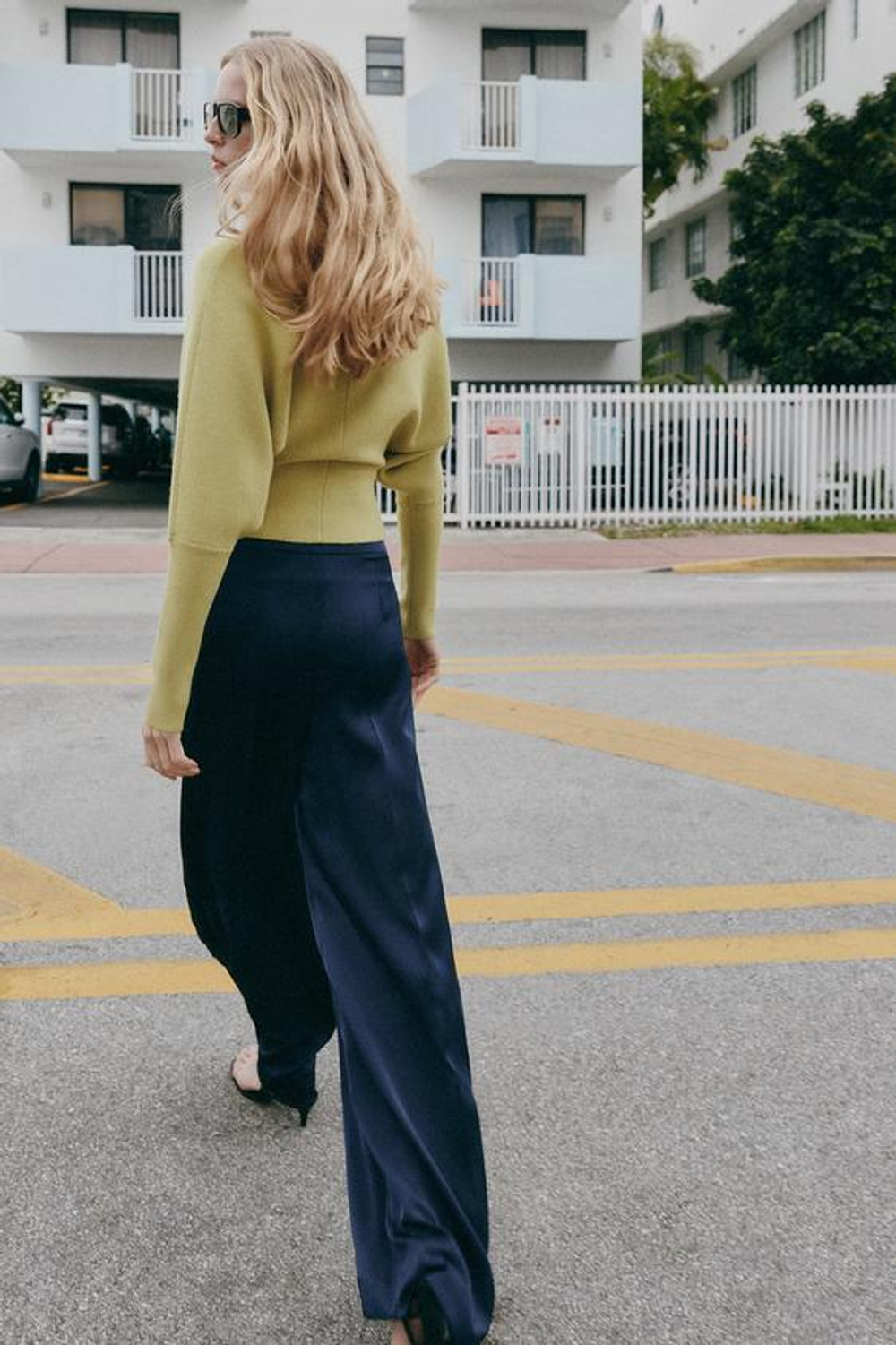 ZARA АТЛАСНЫЕ БРЮКИ СТРУЯЩЕГОСЯ КРОЯ, МОРСКОЙ СИНИЙ