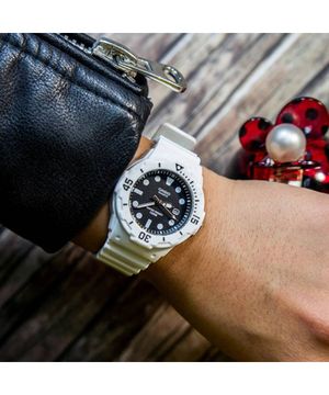 Наручные часы Casio Collection LRW-200H-1EVEF