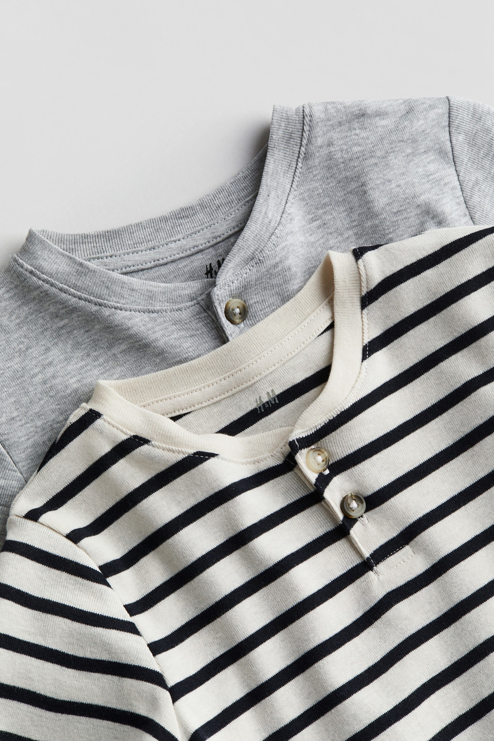 2 упаковки футболок henley