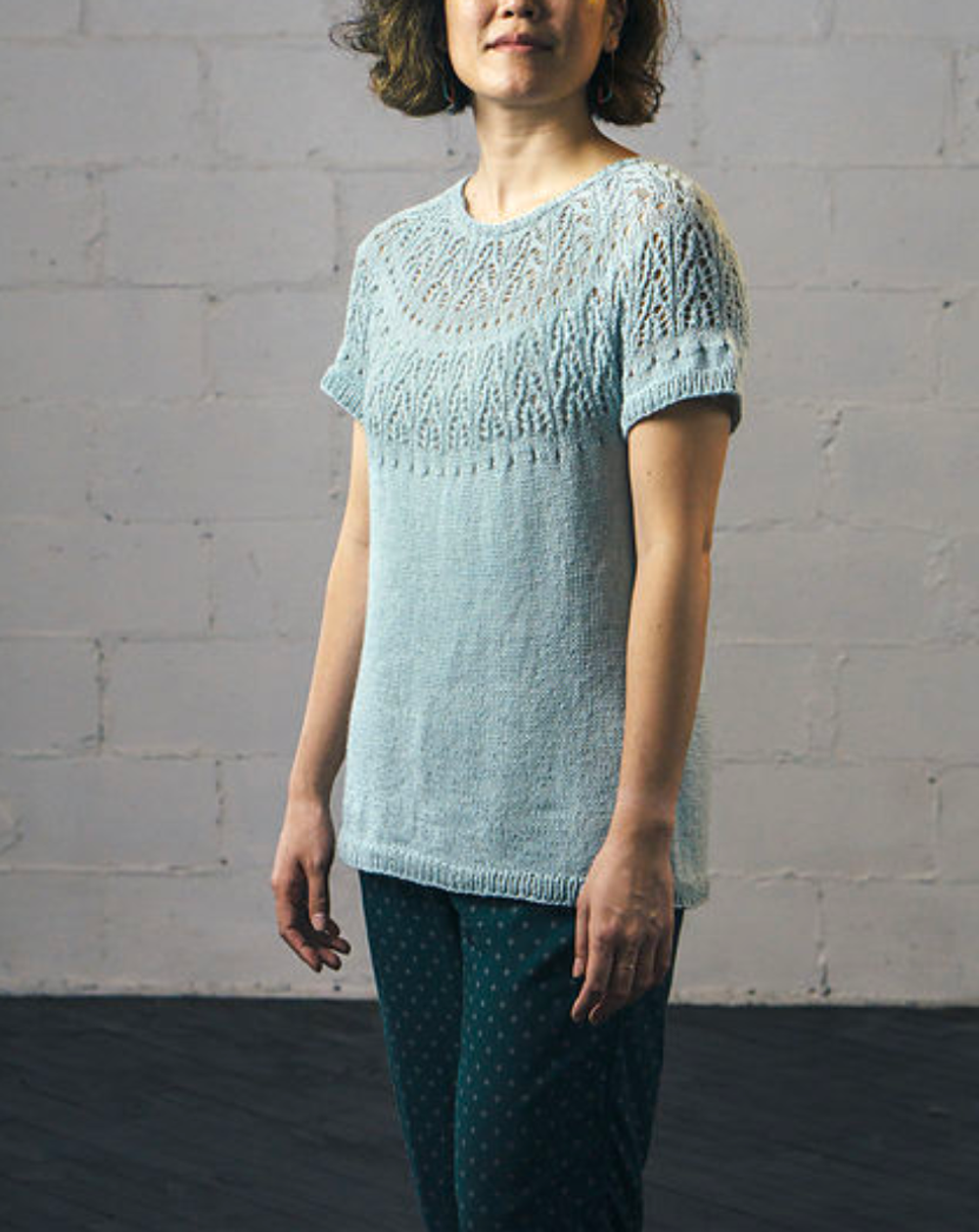 Описание по вязанию футболки спицами "Cascadas Tee"
