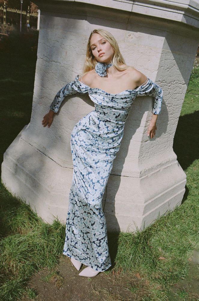 Marlen, платье макси синее из атласа со средними голубыми цветами