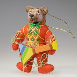Ёлочная игрушка Медвежонок двухцветный с балалайкой