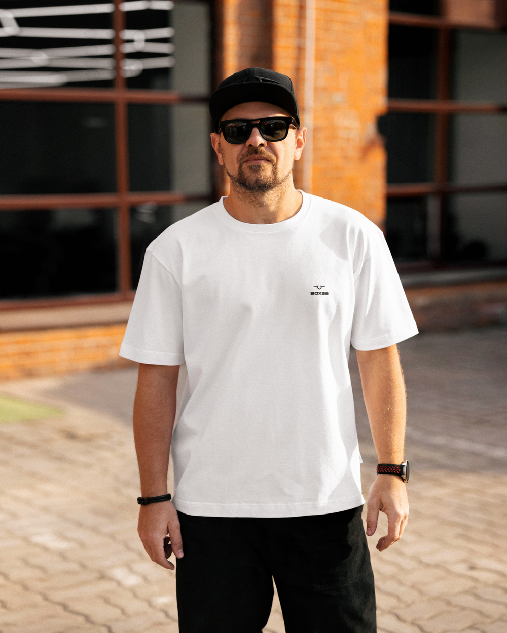 Футболка белая с лого на груди XXL