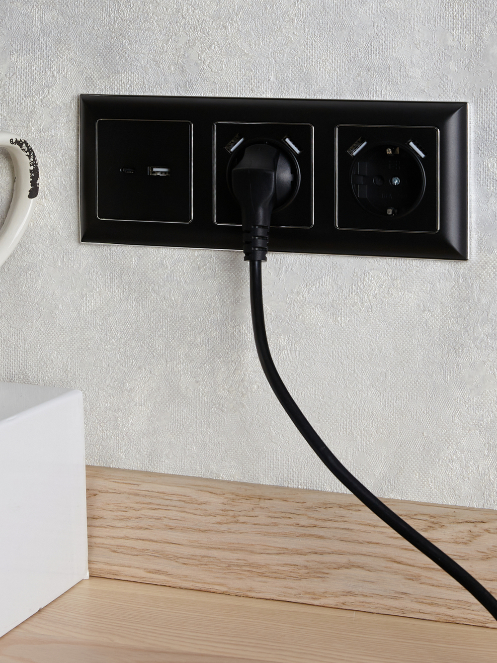 BRITE Розетка 1-местная с заземлением с защитными шторками 16А с USB A+A 5В 2,1А РЮш10-1-БрЧ черный IEK