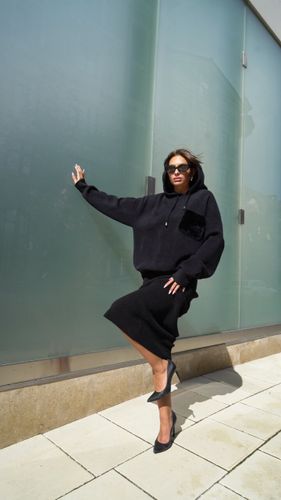 Черный женский костюм с юбкой