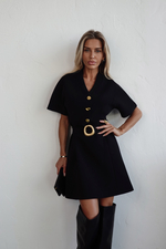 Платье с акцентными пуговицами и поясом