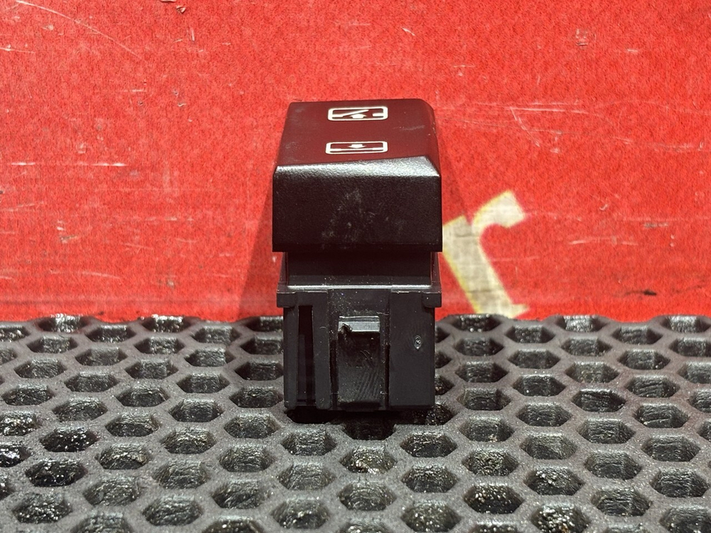 Кнопка люка