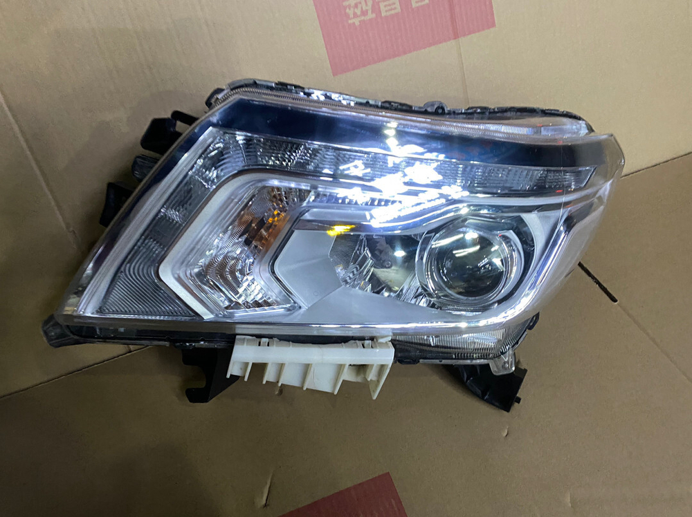 Оригинальная LED фара для Nissan Navara/Terra (, разбор)