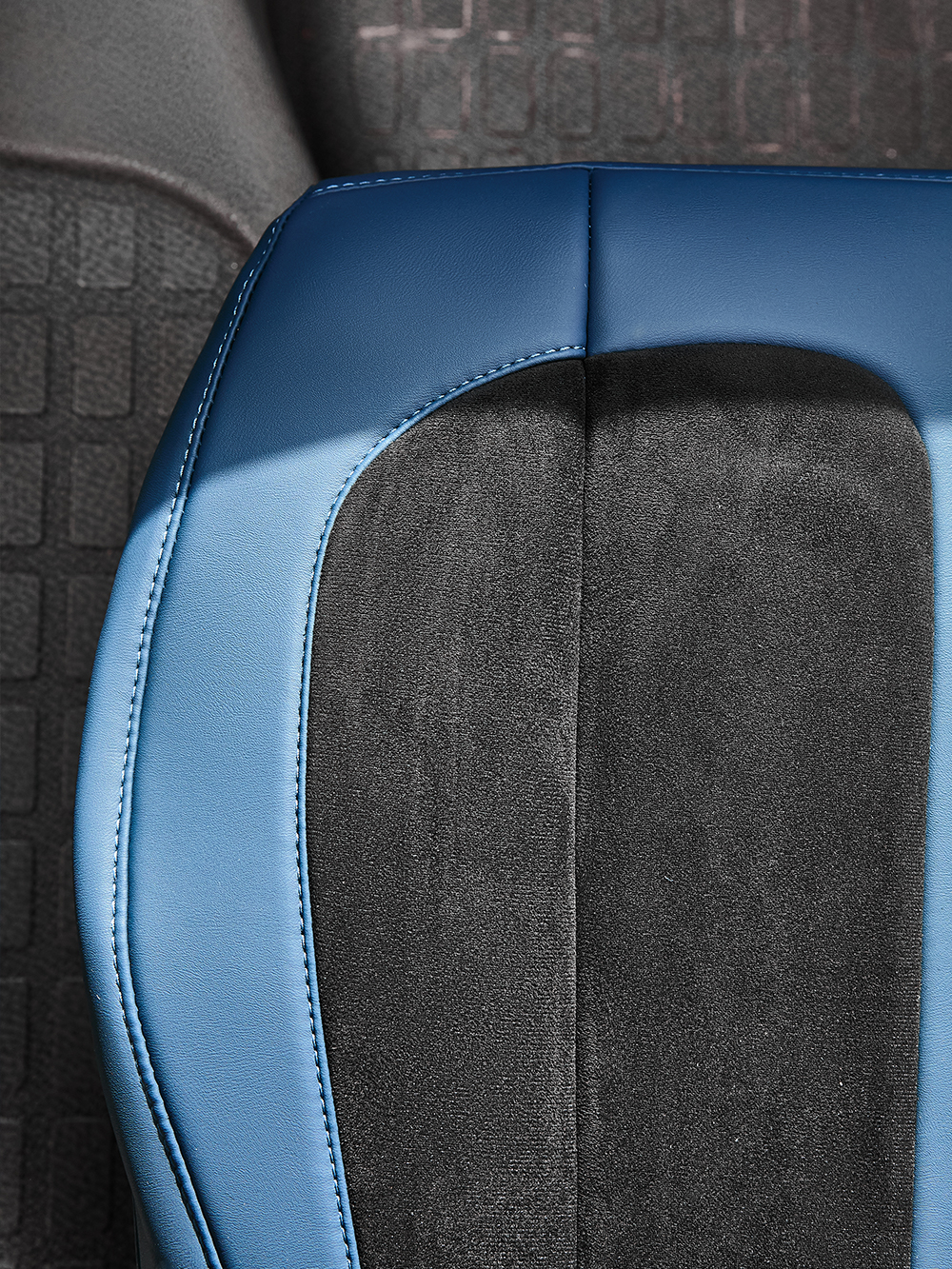 Чехлы Люкс VOLVO FH-13 после 2018 года: водитель от сиденья, пассажир от стойки кабины (один вырез под ремень) (экокожа, синий, черная вставка)