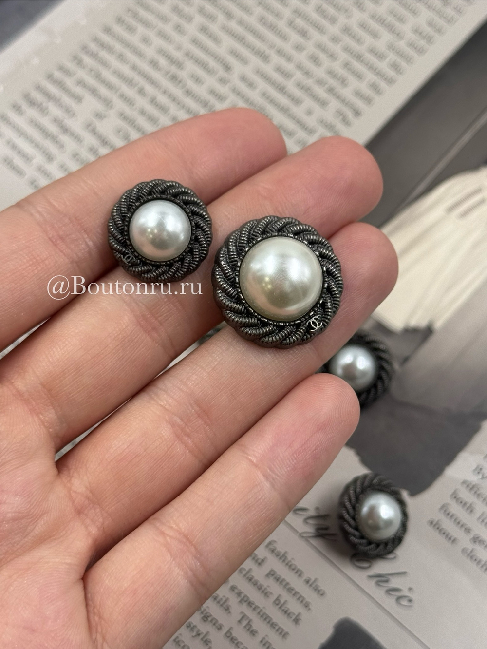 Пуговицы Шан. жемчуг в обрамлении графитовый металл