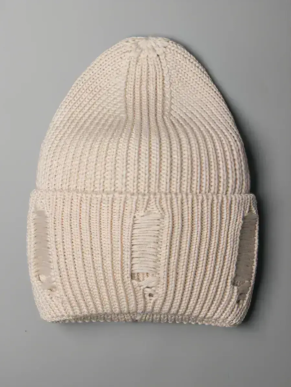 Шапка женская на осень рваная