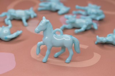 Подвеска лошадь голубая 45х42 мм акрил