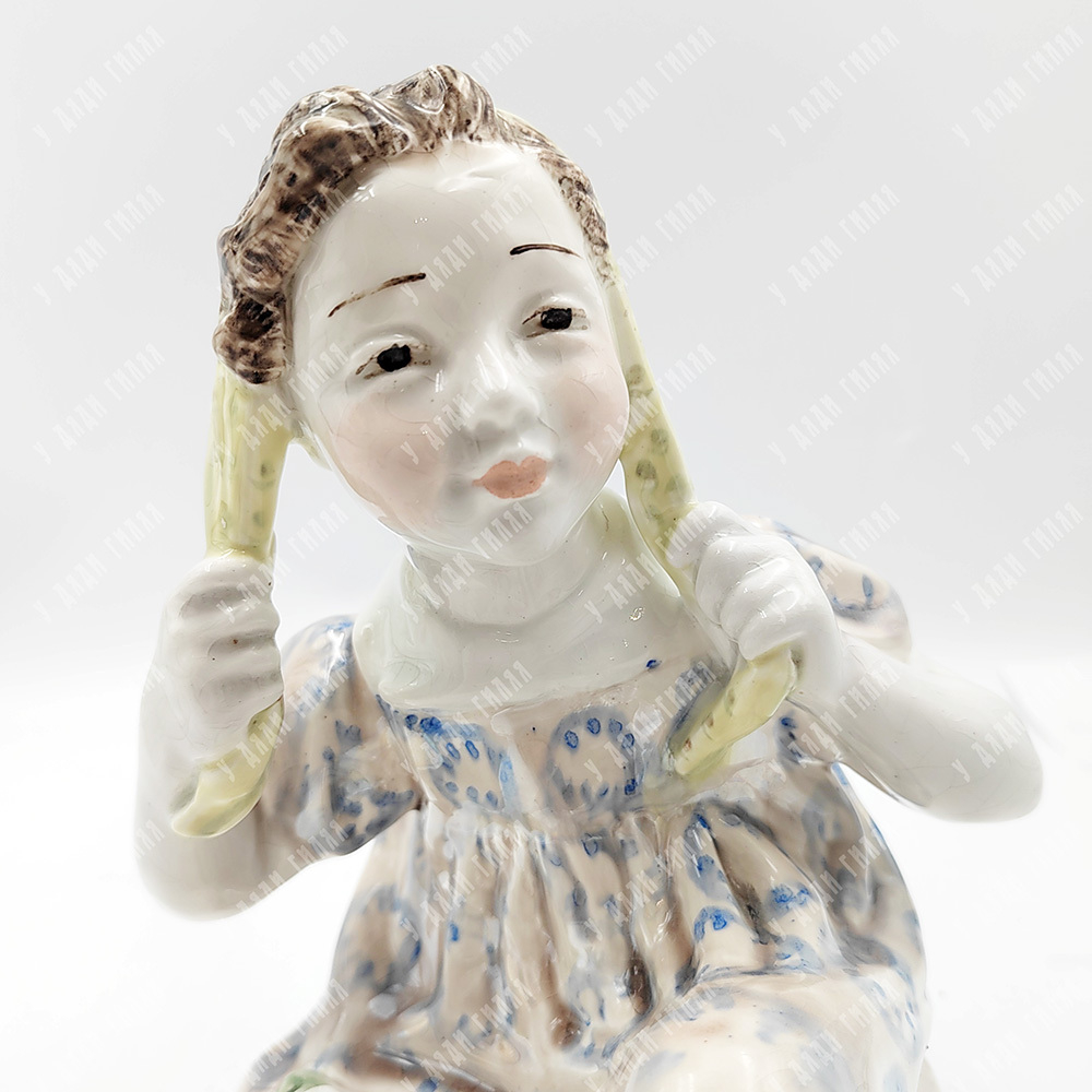 Фаянсовая статуэтка «Ветерок». Авт.: М. П. Холодная. Конаково. 1950-е гг.