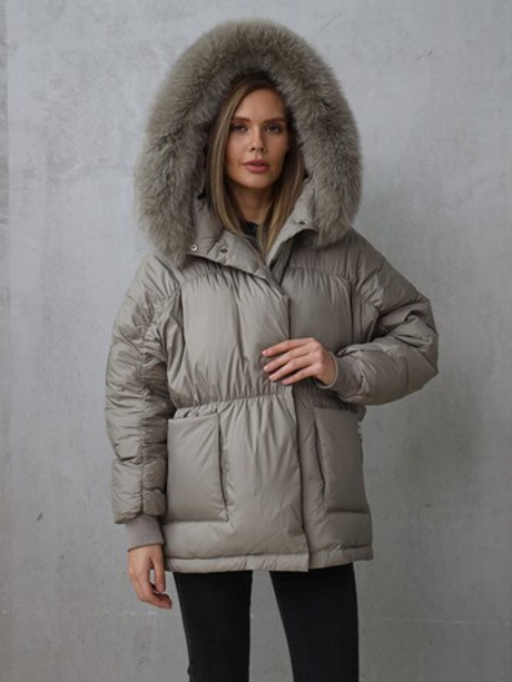 Объемный пуховик цвета шалфея с капюшоном и мехом песца