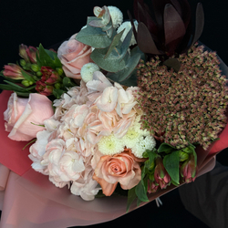Букет из роз, гортензии и альстромерии