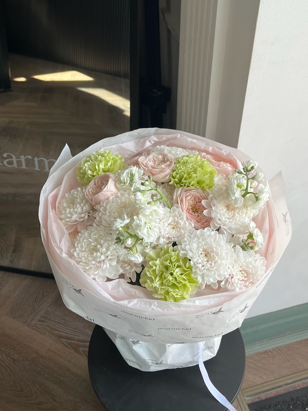 Букет из хризантемы, диантусов, кустовых пионовидных роз и маттиолы