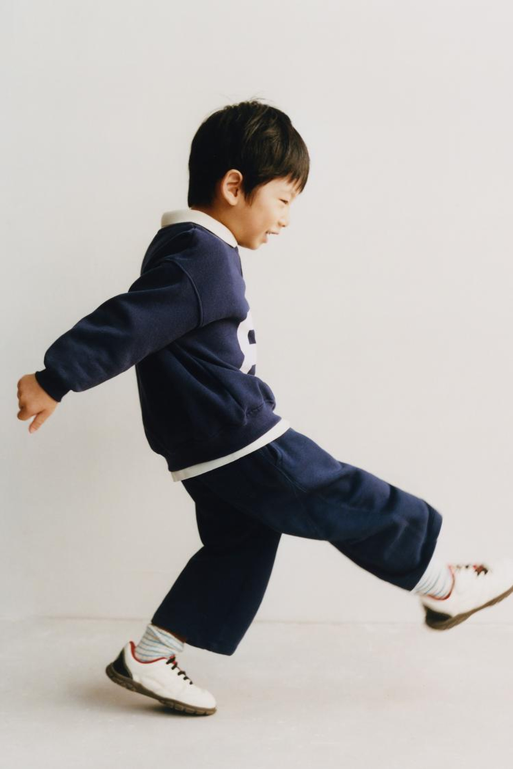 ZARA ТОЛСТОВКА ПОЛО С ПРИНТОМ «ЦИФРА», МОРСКОЙ СИНИЙ