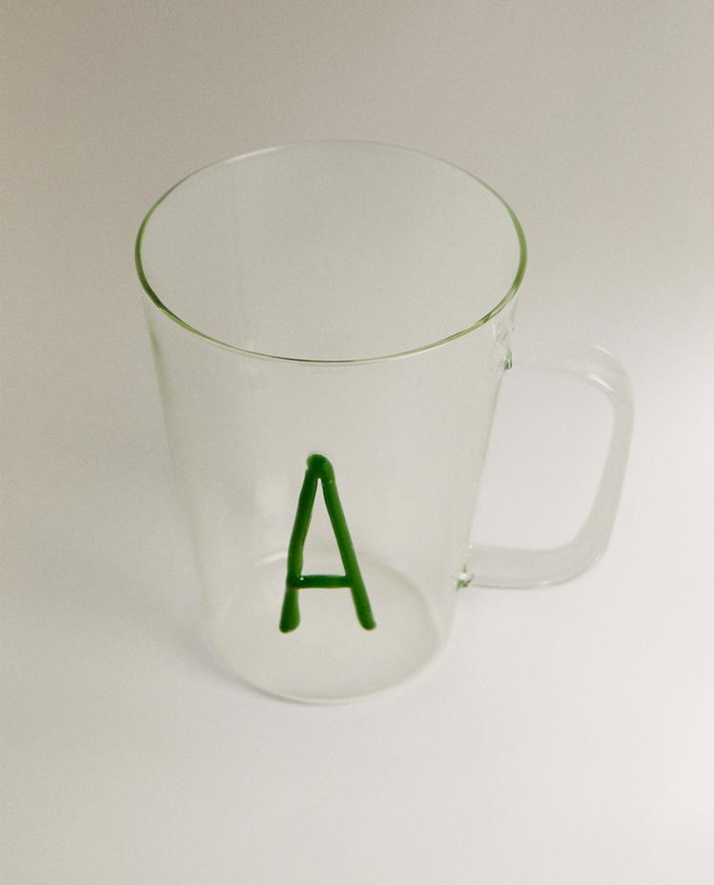 ZARA HOME КРУЖКА ИЗ БОРОСИЛИКАТНОГО СТЕКЛА С БУКВОЙ А, ЗЕЛЕНЫЙ
