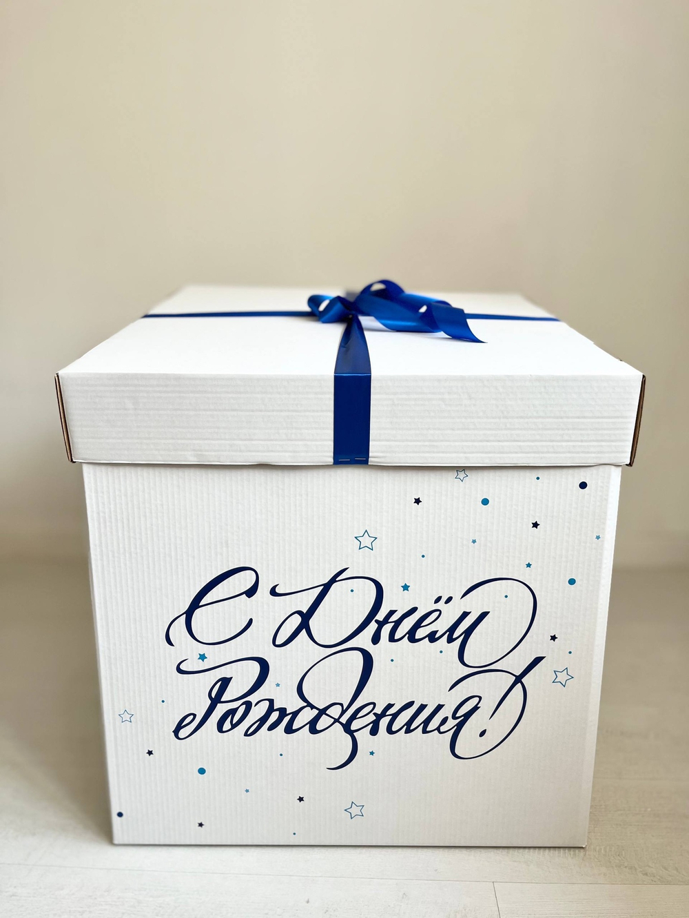Коробка белая с маленькими шарами №95