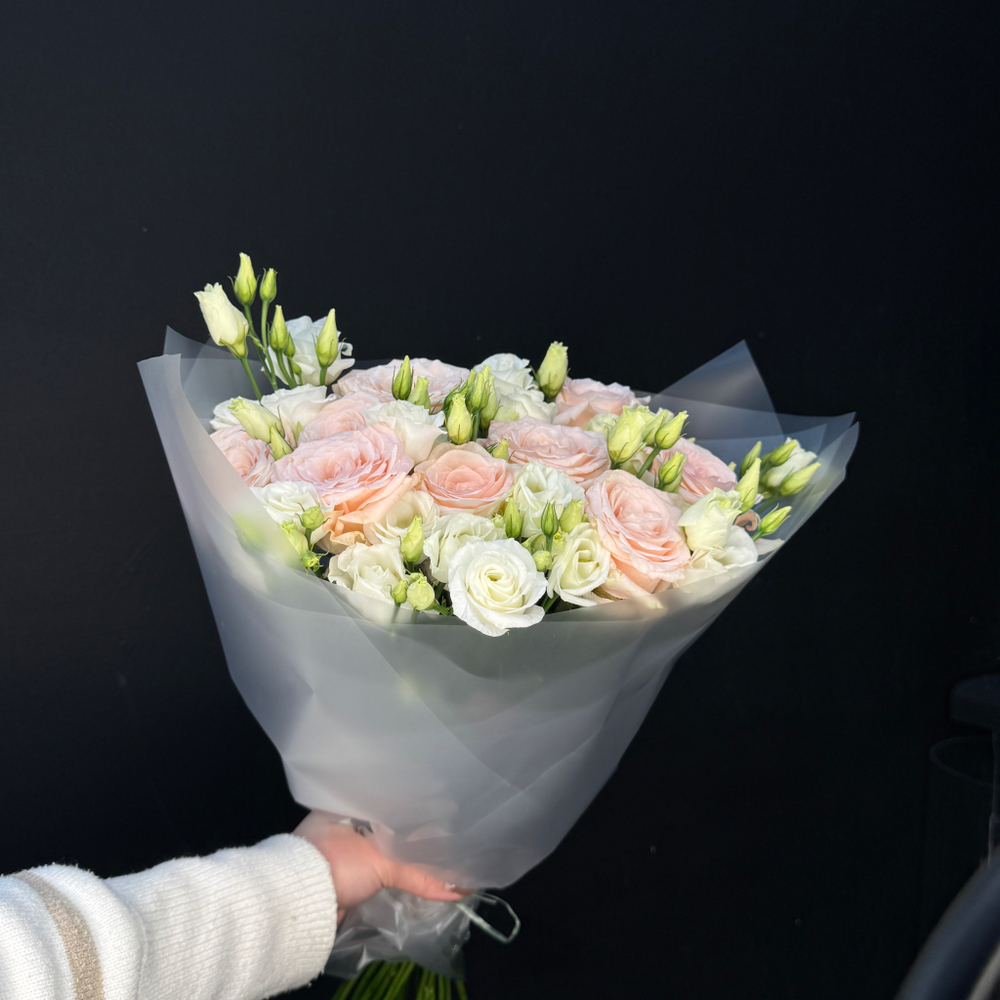 Букет из роз и белой эустомы