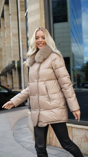 Бежевый пуховик с декоративной молнией и меховым воротником