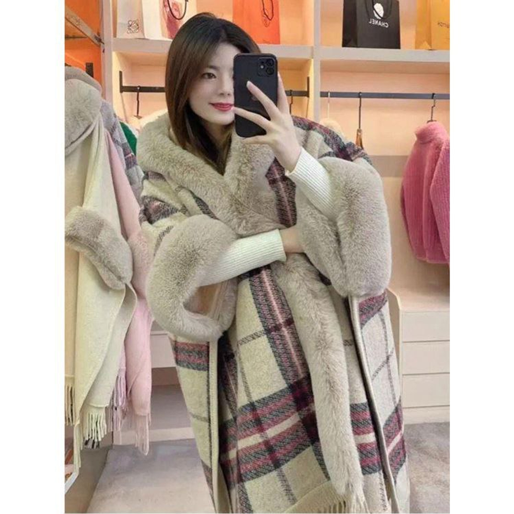 Женское пончо-накидка с капюшоном и меховой отделкой