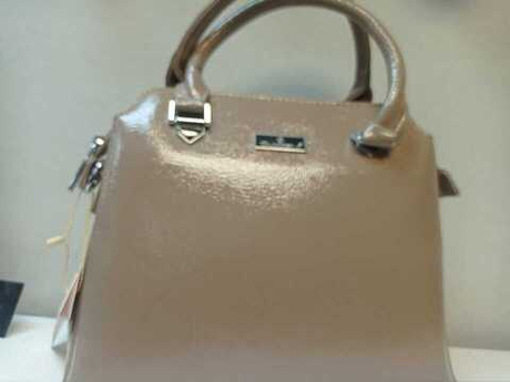 Сумка-тоут из лакированной кожи бежевого цвета