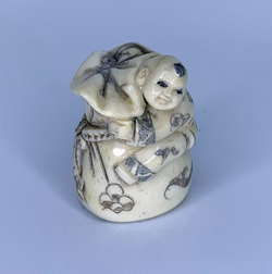 Нэцкэ Ребенок карако на огромном мешке риса