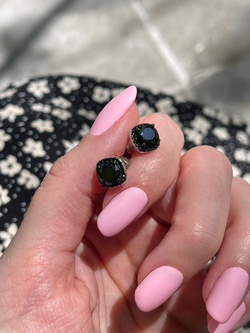 Серьги-гвоздики Ermolov квадрат черные в обсыпке