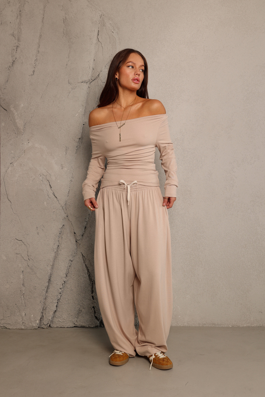 Лонгслив с открытым плечом из тонкого трикотажа