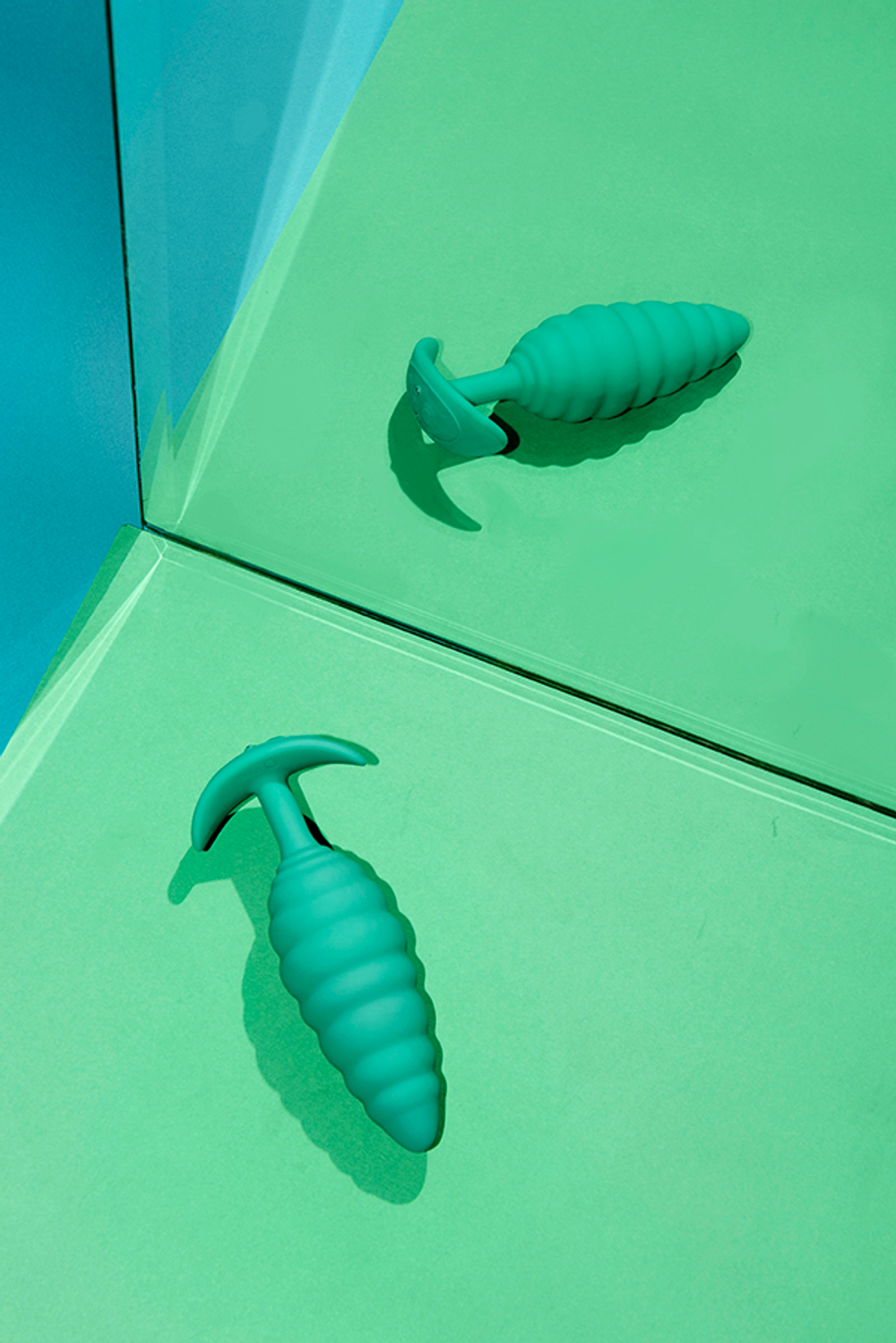 Ребристый текстурированный анальный плаг с вибрацией 15,4см b-Vibe Twist BV-022-GRN