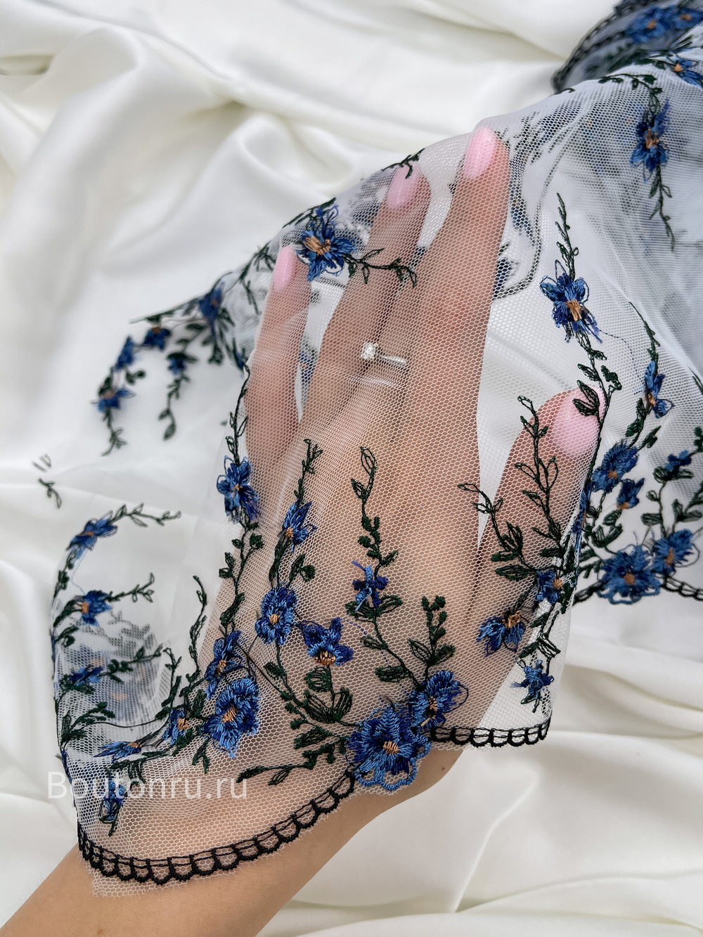 Кружево с цветами голубого цвета