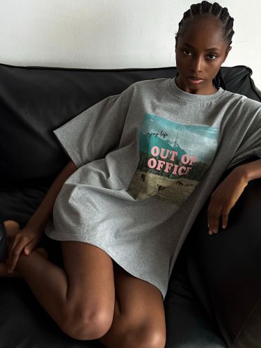 Серая оверсайз футболка Out of office