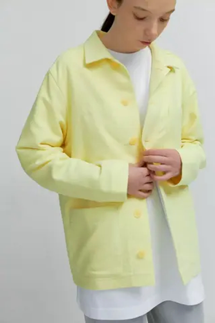 Верхняя мужская рубашка с карманами из желтого бархатистого хлопка