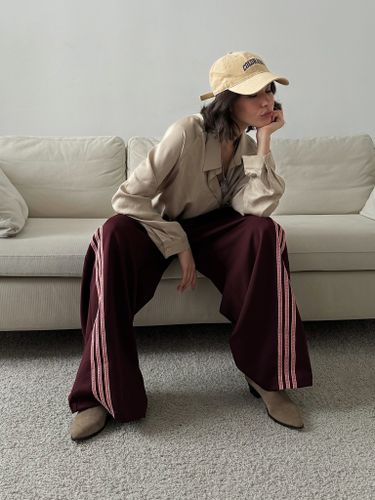 Широкие бордовые брюки с лампасами