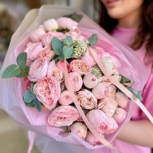 Нежный авторский букет из ранункулюсов и кустовых пионовидных роз Мэнсфилд Парк. Авторский букет 004 Chalet Green