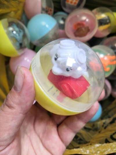 Игрушки в капсулах 65 мм