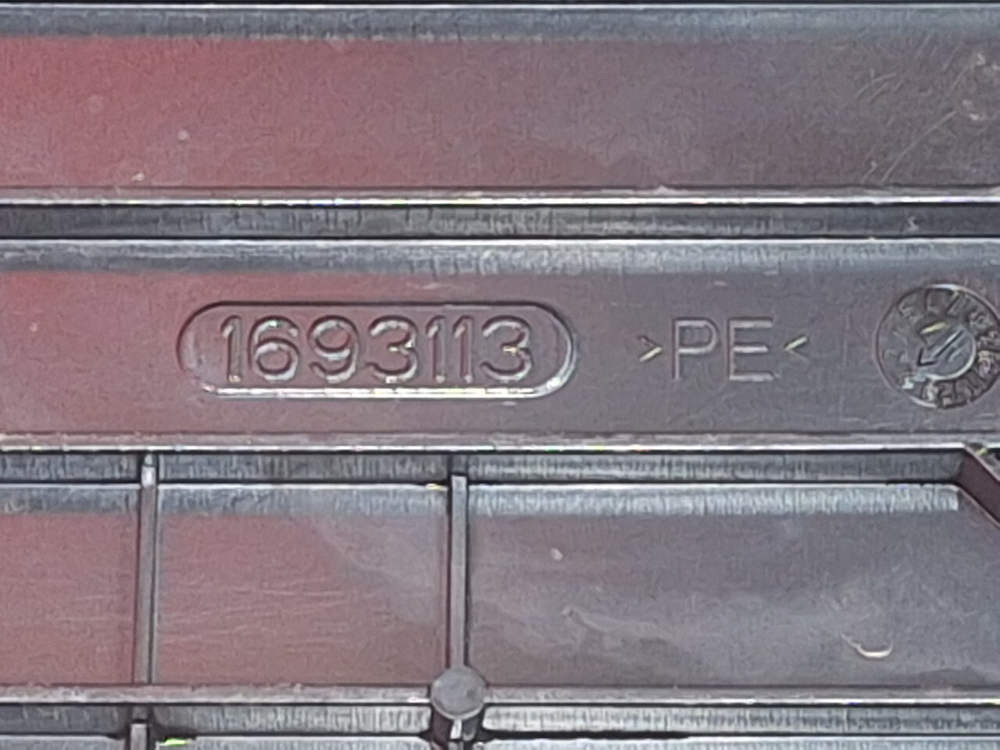 Крышка ящика АКБ