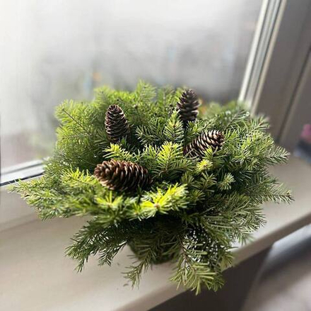 корзина с кедровыми шишками